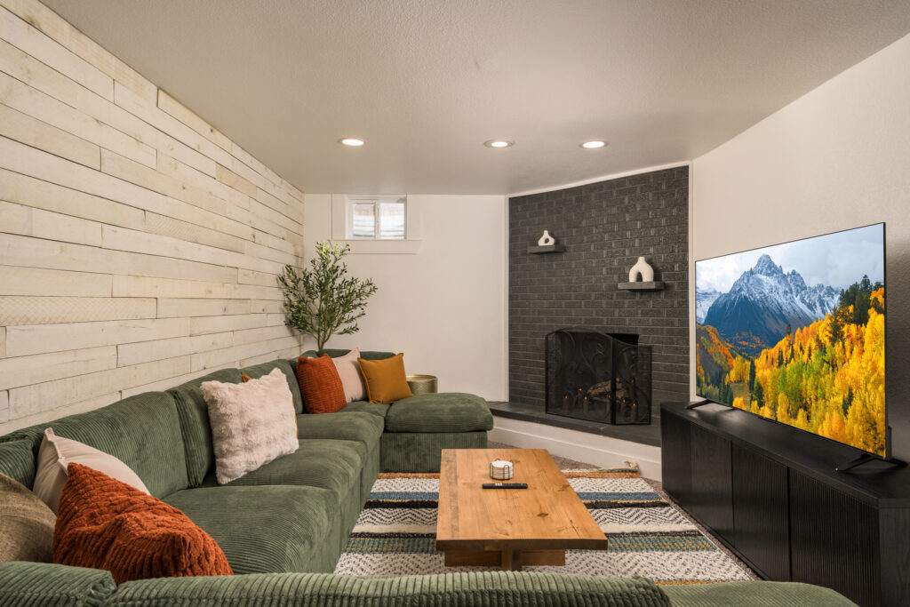 6186 Brentwood St-049